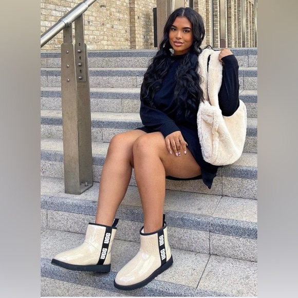 UGG BRAND NEW SIZE 10 GORGEOUS CLASSIC CLEAR MINI WATERPROOF BOOTS - Picture 12 of 13